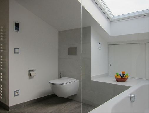 
Das Einbauelement des WCs ist in die Dachschräge eingepasst, auf der Fläche daneben entstand ein Sitzplatz an der Wanne. 



