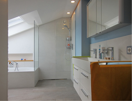 <p>
Ein Versatz der neu eingezogenen Wand im Mittelteil schafft eine Nische für die Waschbecken. 
</p>

<p>
</p> - © Hansen


