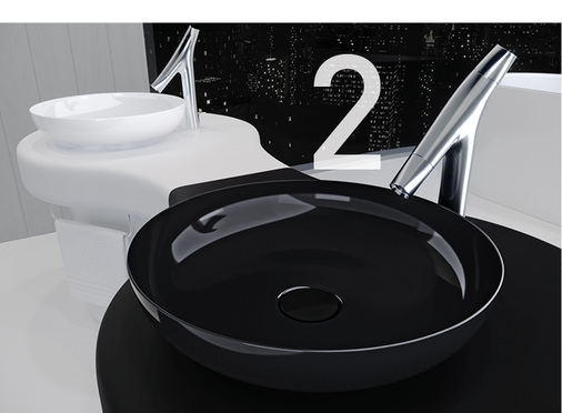 
Die Farbkombination von Schwarz und Weiß erinnert daran, dass jede Eigenschaft auf der hellen Seite auch eine Entsprechung auf der dunklen Seite hat. Und genau diese innere Balance entsteht im Badezimmer.



