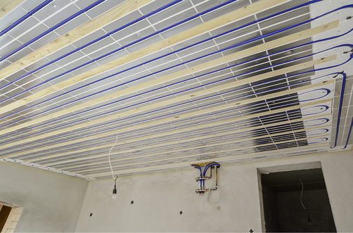 
Soll die Deckenfläche vollständig für die Wärmeübergabe genutzt werden oder sind nur geringe Aufbauhöhen möglich, kann der Verteiler auch in Deckennähe an die Wand gesetzt werden.



