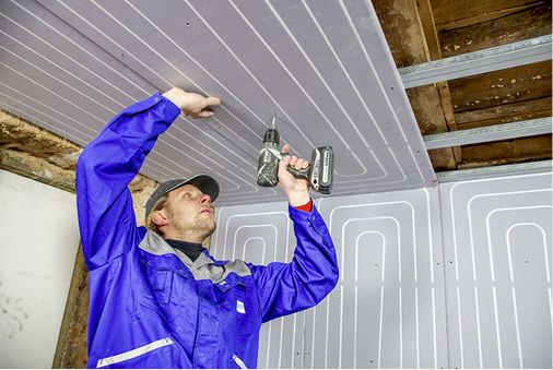 
In der Modulbauweise lassen sich die Systemplatten wie im Trockenbau üblich montieren. Anschließend wird die hydraulische Verbindung hergestellt.



