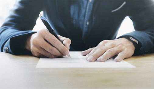 <p>
</p>

<p>
Eine handschriftliche Notiz macht die Rechnung zu einem persönlichen Schreiben und drückt Wertschätzung für den Kunden aus.
</p> - © ijeab / Getty Images

