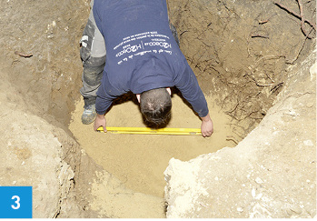 
3 Die Herstellung eines Sandbettes ermöglicht den waagerechten Einbau der Sanifos 500. Dadurch wird ein sicherer Stand gewährleistet.



