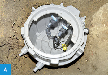 
4 Beim Blick in die Hebeanlage sieht man die drei gelben Schwimmer: einen für die Auslösung des Alarms und je einen für die beiden Pumpen. Das Nutzvolumen der Doppelhebeanlage beträgt 200 l.



