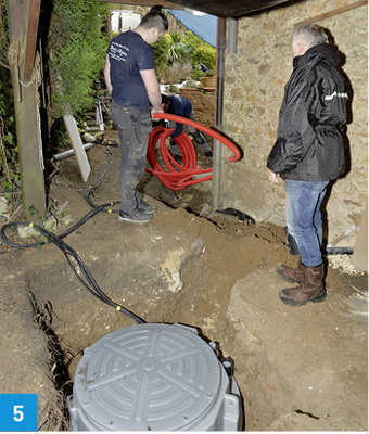 
5 Der rote Kabelschutzschlauch für die Stromversorgung wird abgerollt. Die Kabel werden ins Innere geführt. Kabeldurchführungen sowie wasserdichte Steckverbindungen sind im Lieferumfang enthalten.



