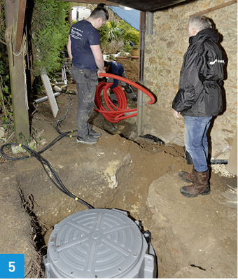 <p>
5 Der rote Kabelschutzschlauch für die Stromversorgung wird abgerollt. Die Kabel werden ins Innere geführt. Kabeldurchführungen sowie wasserdichte Steckverbindungen sind im Lieferumfang enthalten.
</p>

<p>
</p> - © SFA Sanibroy

