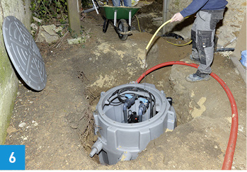 
6 Anschließend wird die Hebeanlage an das Stromnetz angeschlossen und mit Wasser gefüllt, um die Funktionsfähigkeit der Pumpen zu überprüfen.



