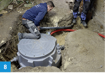 
8 Nun erfolgt der Anschluss der Druckleitung. Hier wird die Abwasserleitung mit einem Durchmesser von DN 40 mm (außen 50 mm) an die Hebeanlage angeschlossen. Die Förderleistung der Abwasserhebeanlage liegt bei bis zu 11 m³/h.



