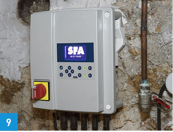 
9 Zur Steuerung wird das interaktive Smart Steuerterminal in der Nähe der Hebeanlage installiert. Es zeigt z. B. die Wartungsintervalle an, liest Störmeldungen aus und erstellt ein entsprechendes Störungsjournal.



