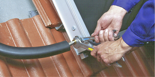 
Werkseitig vorisolierte Doppelrohrsysteme wie Armaflex Duosolar ermöglichen eine einfache und sichere Installation.



