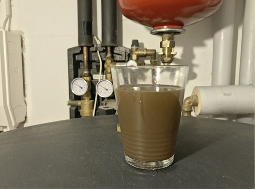 





Ist die Solaranlage stark verschmutzt, nimmt die Reinigungslösung durch das degradierte Glykol eine braune Färbung an.

