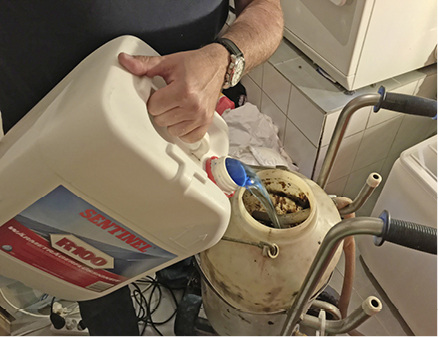 
Sind nach dem Spülen alle Leitungen vollständig entleert, kann die blaue R100-Wärmeträgerflüssigkeit eingefüllt werden.



