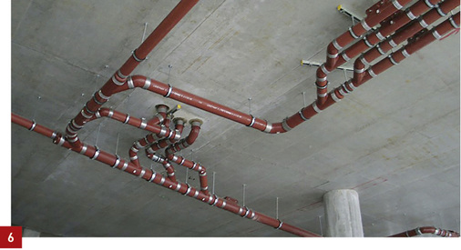 



Waagerecht verlegte nichtbrennbare gusseiserne Abflussrohre.
