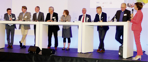 
SHK-Branche diskutiert mit Mitgliedern des Bundestages über das Klimapaket (v. l.): Helmut Bramann (ZVSHK), Carsten Müller (CDU/CSU), Jörg Cezanne (Linke), Prof. Martin Neumann (FDP), Dr. Julia Verlinden (Grüne), Andreas Lücke (BDH), Karsten Hilse (AfD), Klaus Mindrup (SPD) sowie Moderatorin Ursula Heller.



