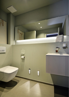 
Gästebad (plus Waschmaschine): Die neue Vorwand mit Unterputzspülkasten wird über Eck weiter gearbeitet, sie bietet in diesem Fall zusätzlichen Komfort in Form einer integrierten Geruchsabsaugung.



