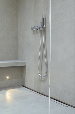 
Das Hauptbad erhielt eine Wandgestaltung mit einer Querfuge, die buchstäblich richtungsgebend ist.



