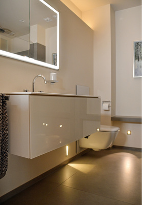 
Mehr, als nur ein Nachtlicht: Lichtreflexion auf dem Boden – praktisch und schön.



