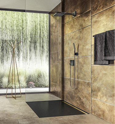 
Augenfällig ist der Trend zur dunkleren Badgestaltung. Dabei kombiniert man schwarze Sanitärelemente mit Metalltönen. Diese Rinnendusche hat eine Blende in Gold glänzend.



