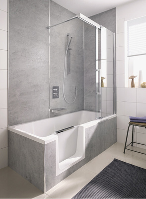 
Variabel: Die Dobla lässt sich leicht umbauen, indem die Wannentür aus ihrer Parkposition am Wannenrand herausgenommen und in die Türöffnung eingesetzt wird.



