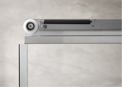 
Schiebetür: Kugelgelagerte Gleitrollen und eine Softclose-Funktion sorgen für ein leises sowie leichtes Öffnen und Schließen des Türelements.



