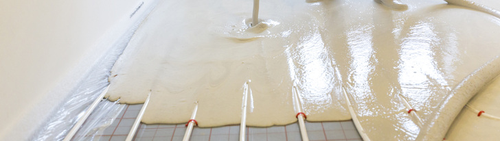 Im Neubau und bei der Sanierung größerer Objekte werden überwiegend Flächenheizsysteme verwendet, die in Nassbauweise in Verbindung mit Estrich ausgeführt werden.
