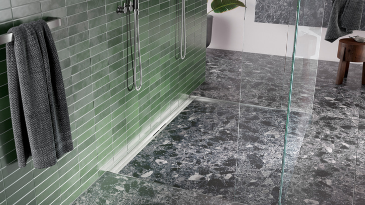 Dank dem nischenbündigen Einbau müssen an den Seiten des Duschbereichs keine Lücken mit zurechtgeschnittenen Fliesenstücken befüllt werden. Großformatige Fliesen entfalten so ihre volle optische Wirkung. 