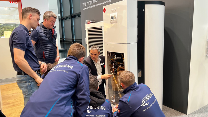 An den Messeständen von BRÖTJE nehmen sich Mitarbeiter gern Zeit, um Produkte zu erklären. Fachhandwerker können Endkunden so optimal beraten und den Service direkt weiterreichen.