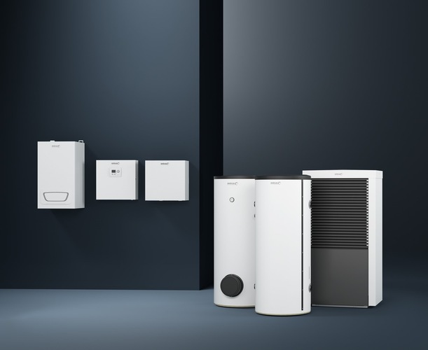 Optimales Kosten-Nutzen-Verhältnis im Einfamilienhaus: Rechts die BRÖTJE Wärmepumpe BLW NEO 8 mit Pufferspeicher PSW 300 und Beistellspeicher EAS-W 380 (B). Der Gas-Brennwertkessel WGB EVO 20, links im Bild, schaltet sich bei hoher Anforderung zu. 