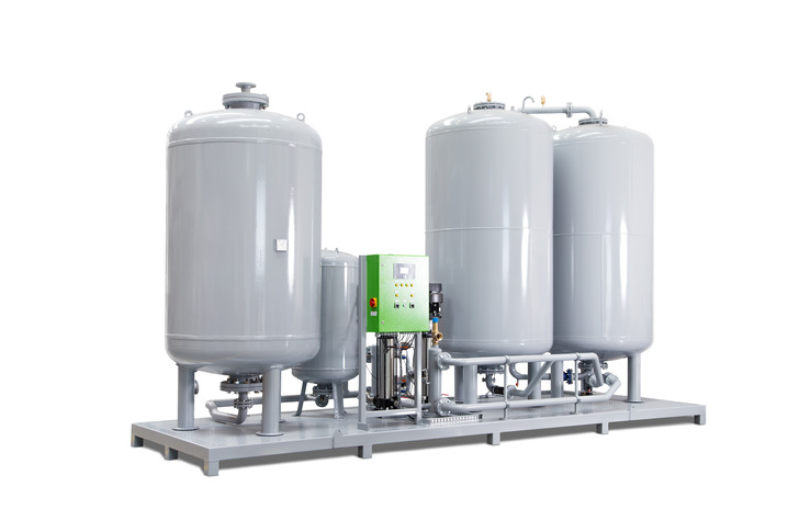  Skid bestehend aus Variomat Giga Grund- und Folgegefäß, Steuerungs- und Hydraulikmodul, sowie Vorschaltgefäß Reflex V und Steuergefäß Reflex G. 