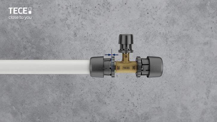 Das Rohr wird lediglich mit einer Schere abgelängt, bis zum Anschlag in den Fitting geschoben und anschließend mit einfachem Hand- oder Elektrowerkzeug verpresst.