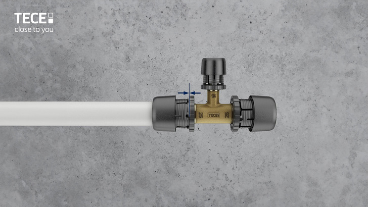 Das Rohr wird lediglich mit einer Schere abgelängt, bis zum Anschlag in den Fitting geschoben und anschließend mit einfachem Hand- oder Elektrowerkzeug verpresst. - © TECE