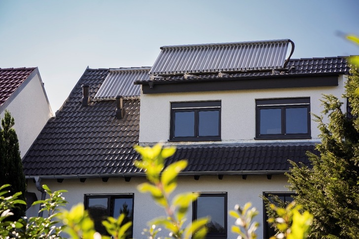 Ökologisch und effizient heizen – das funktioniert mit Solarthermie, in Kombination mit weiteren Wärmequellen, besonders gut