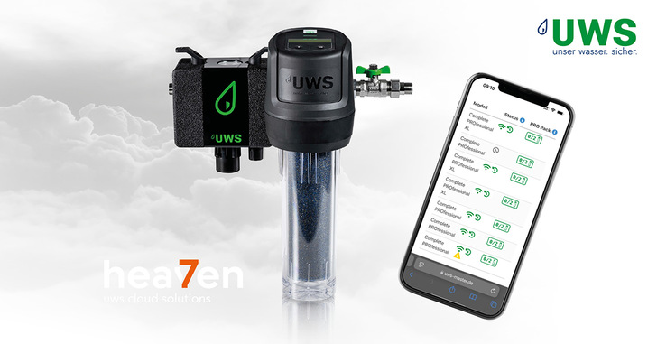 „Wasseraufbereitungsgerät zur Filterung neben einem Smartphone, das Überwachungsdaten anzeigt; Logos ‚UWS‘ und ‚hea7en‘ verdeutlichen die Integration innovativer Technologie in der Wasseraufbereitung für Fachbetriebe der SHK-Branche. - © UWS Technologie GmbH „Wasseraufbereitungsgerät zur Filterung neben einem Smartphone, das Überwachungsdaten anzeigt; Logos ‚UWS‘ und ‚hea7en‘ verdeutlichen die Integration innovativer Technologie in der Wasseraufbereitung für Fachbetriebe der SHK-Branche. - © UWS Technologie GmbH