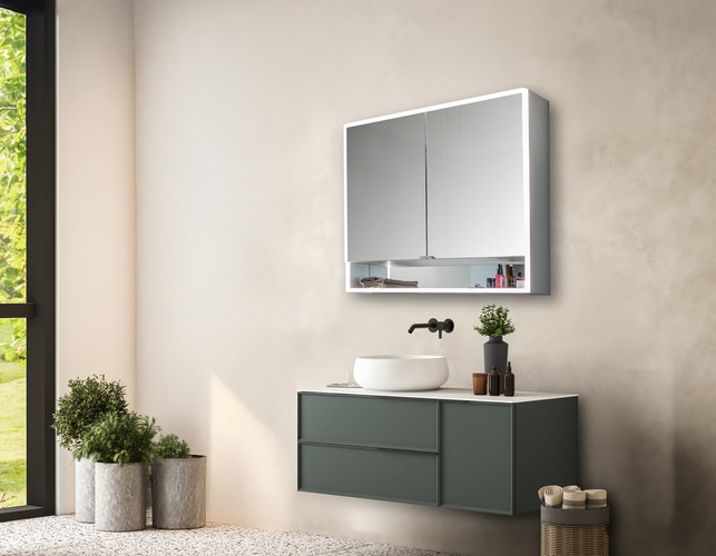 „Modernes Badezimmer mit wandmontiertem Waschtisch, Spiegelschrank und großem Fenster für optimale Tageslichtnutzung in energieeffizienten Gebäuden, um nachhaltige Heizungs- und Wasserlösungen zu unterstützen. - © Sprinz „Modernes Badezimmer mit wandmontiertem Waschtisch, Spiegelschrank und großem Fenster für optimale Tageslichtnutzung in energieeffizienten Gebäuden, um nachhaltige Heizungs- und Wasserlösungen zu unterstützen. - © Sprinz
