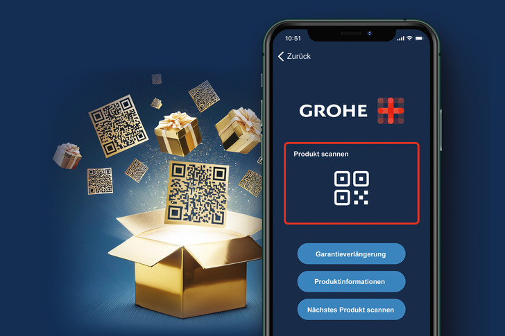 Ein Telefon zeigt eine QR-Code-Scanner-App an; aus einer offenen Schachtel im Hintergrund platzen goldene Geschenke und QR-Codes. - © Grohe