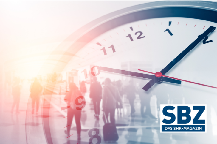 Große Uhr über einer unscharfen Menschenmenge, mit dem Logo "SBZ DAS SHK-MAGAZIN" in der rechten unteren Ecke. - © Quality Stock Arts - stock.adobe.com