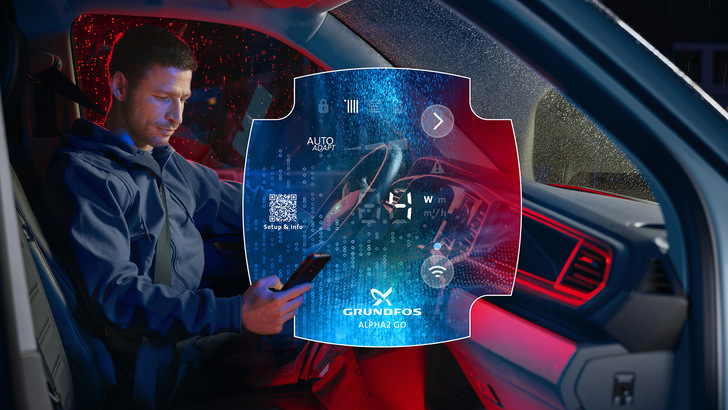 Ein Mann benutzt sein Smartphone im Auto, wobei eine digitale Schnittstelle die Optionen und Einstellungen für intelligente Technologien anzeigt. - © Grundfos