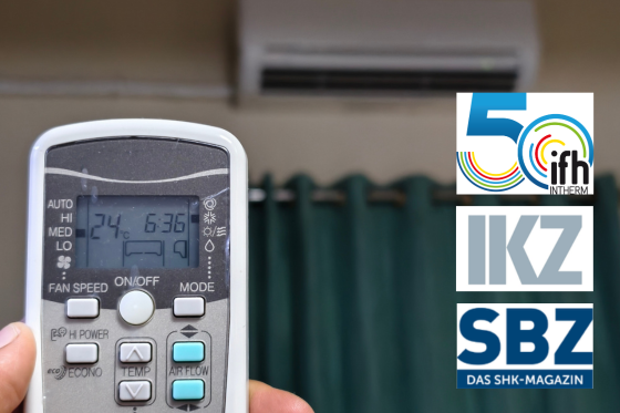 Eine Hand hält eine Fernbedienung für eine Klimaanlage; rechts sind die Logos von ifh INTHERM, IKZ und SBZ zu sehen. - © Raumklima- und Lüftungssysteme