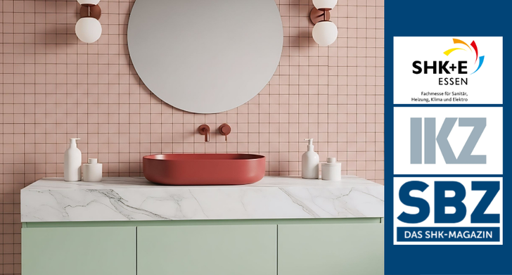 Modernes Badezimmer mit rundem Spiegel, rotem Waschbecken, Arbeitsplatte aus Marmor und den Logos von SHK+E, IKZ und SBZ auf der rechten Seite. - © Adobe Stock / Saeed