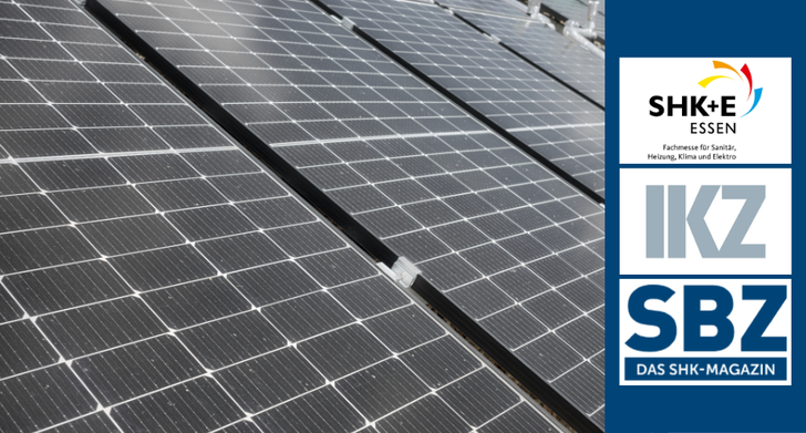 Reihen von Solarmodulen mit den Logos von SHK+E Essen, IKZ und SBZ auf blauem Hintergrund rechts. - © Adobe Stock / MaciejBledowski