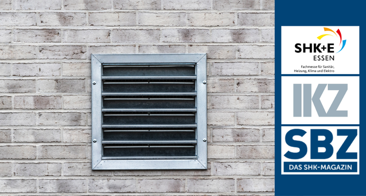 Ein Metallschlot an einer Backsteinwand neben den Logos von SHK+E, IKZ und SBZ mit deutschem Text. - © Adobe Stock / blende11.photo