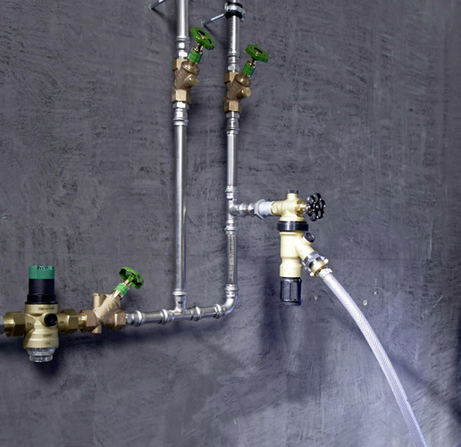 3 Heizungswasser wird je nach zugesetzten Stoffen in die Flüssigkeitskategorie 3 oder 4 gemäß DIN EN 1717 eingeordnet. Bei Wasserentnahme für die Befüllung der Heizungsanlage sichern Systemtrenner das Trinkwassernetz normgerecht ab.