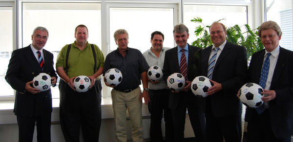 Unterstützung erhält die GET Nord durch den SHK-Großhandel (v.l.): Messe-Vorsitzender Bernd Aufderheide, Peter Jensen (Peter Jensen GmbH), Ulrich Liehr, (Hermann Stitz), Michael Brennenstuhl (Walter Wesemeyer), Erik Braeuninger (Andreas Paulsen), Frank Wolgast (Walter Wesemeyer) und Walter Wohlert (Hauptgeschäftsführer der SHK-Landesinnung Hamburg) - SBZ