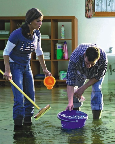 3 Es geht schneller, als man denkt: Ohne Rückstauschutz drückt Wasser aus der Kanalisation ungehindert zurück in den Keller und sorgt für Überschwemmungen.