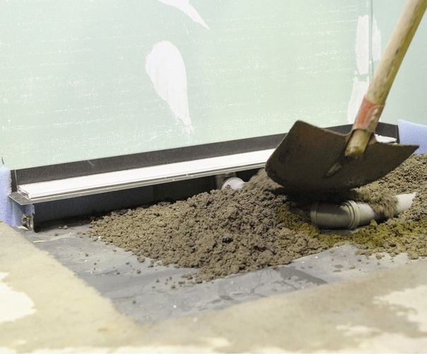 11 Einbindung der Duschrinne.
