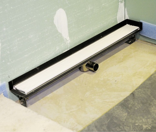 10 Positionieren der Duschrinne.
