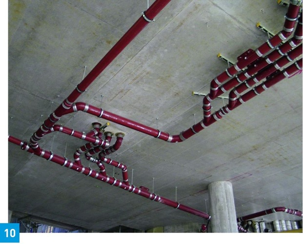 Neu verlegte Sammelleitungen innerhalb des Gebäudes.