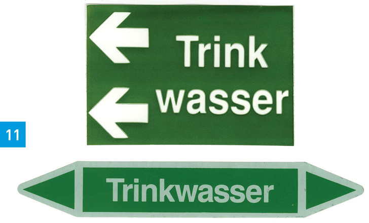 Bänder zur Rohrleitungskennzeichnung mit Fließrichtungspfeilen.