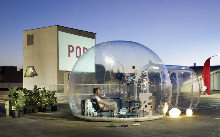 Bathroom Bubble schafft Grenzen in einer zunehmend entgrenzten Umwelt. Wie eine abgeschottete Blase innerhalb eines durchlässigen Wohnkokons wird das Badezimmer zu einer ganz privaten Insel, auf der es sich herrlich entspannen, nachdenken oder kreativ sein lässt. Vielen erscheint das Badezimmer als der letzte Rückzugsort eines von Hektik und ständiger Verfügbarkeit ­geprägten Alltags.