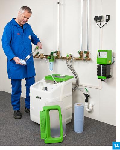 Die Wartung von Wasseraufbereitungsgeräten gehört in die Hände von Fachpersonal. - © Grünbeck
Die Wartung von Wasseraufbereitungsgeräten gehört in die Hände von Fachpersonal.